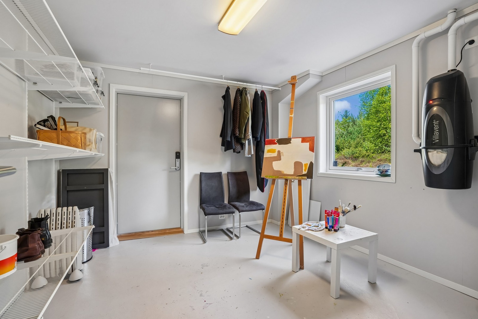 Stor innvendig bod på ca. 12 kvm. Bodrommet har hylleinnredning fra Elfa som gir gode oppbevaringsmuligheter. Her er det også egen inngang. Galleribilde