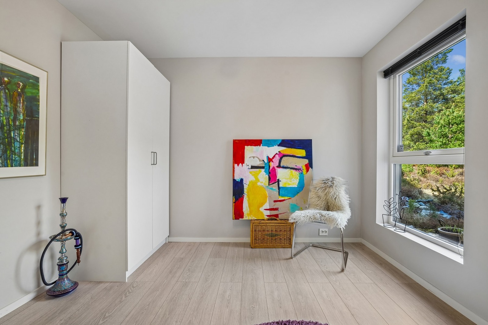Her er det satt inn garderobeskap for oppbevaring. Galleribilde
