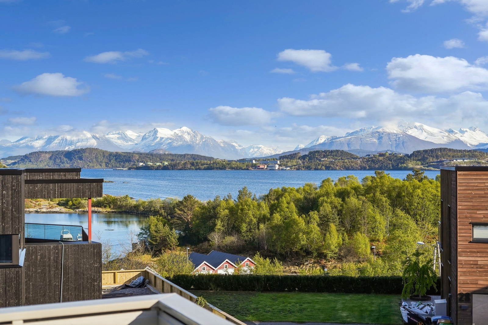 Fra terrassen nyter man meget flott utsikt mot Ellingsøyfjorden og mektige Sunnmørsalper. Galleribilde