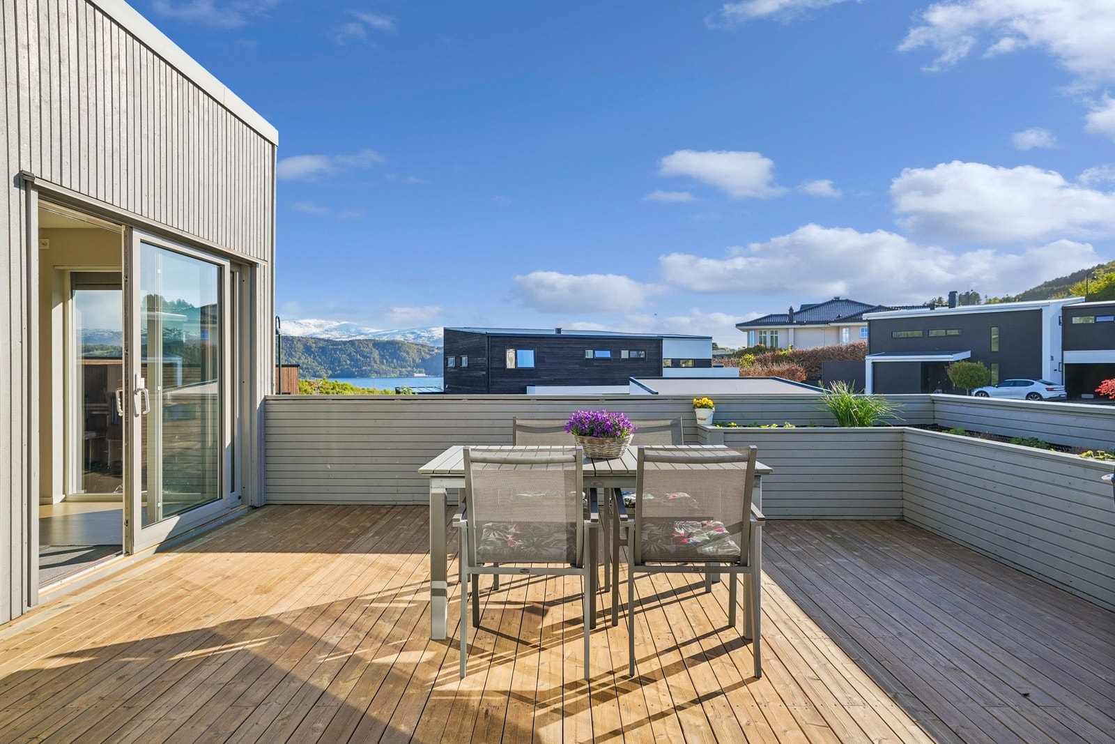 Fra stuen er det utgang til en sydvestvendt takterrasse på 28 kvm med tett rekkverk og terrassebord. Galleribilde
