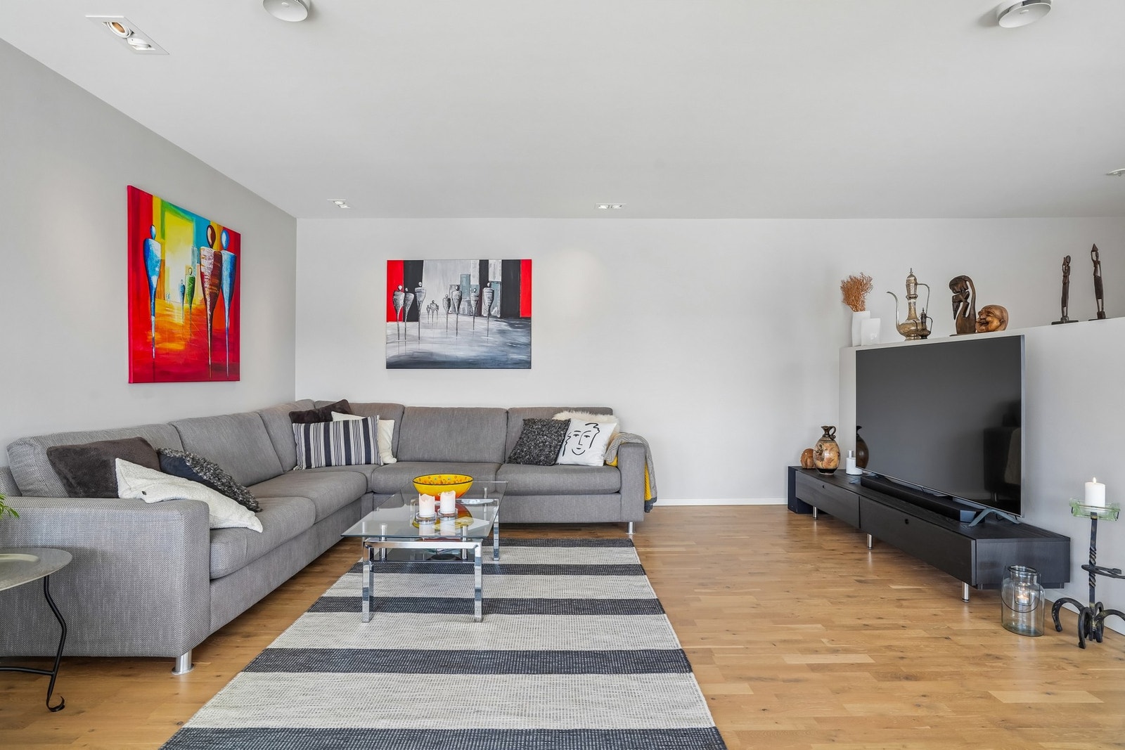 I stuen er det god plass til sofagruppe med tilhørende møblering. Galleribilde