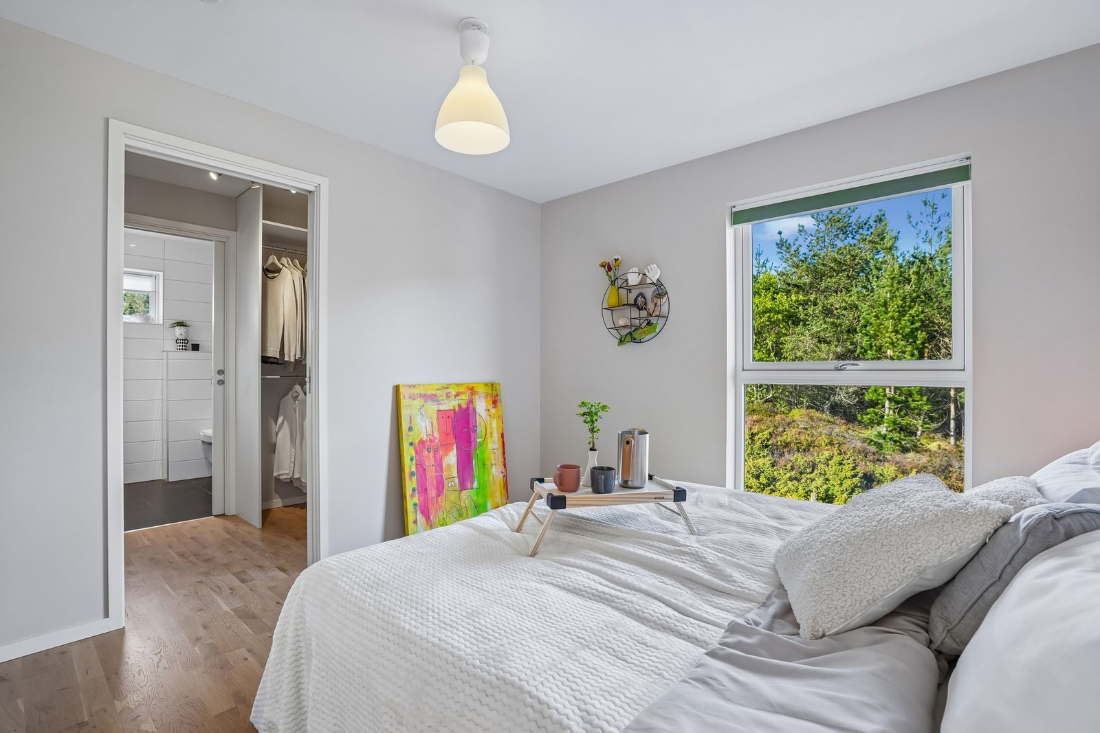 Fra soverommet er det adgang til et tilhørende walk-in closet - en smart og funksjonell løsning. Galleribilde