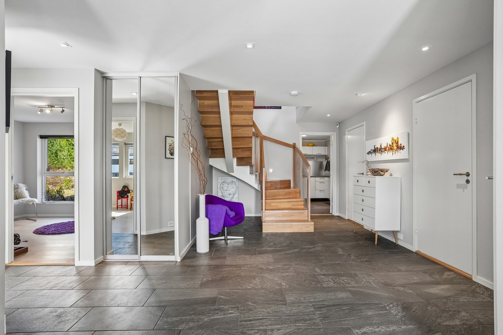 Romslig og stilren hall med varme i gulvet. Galleribilde