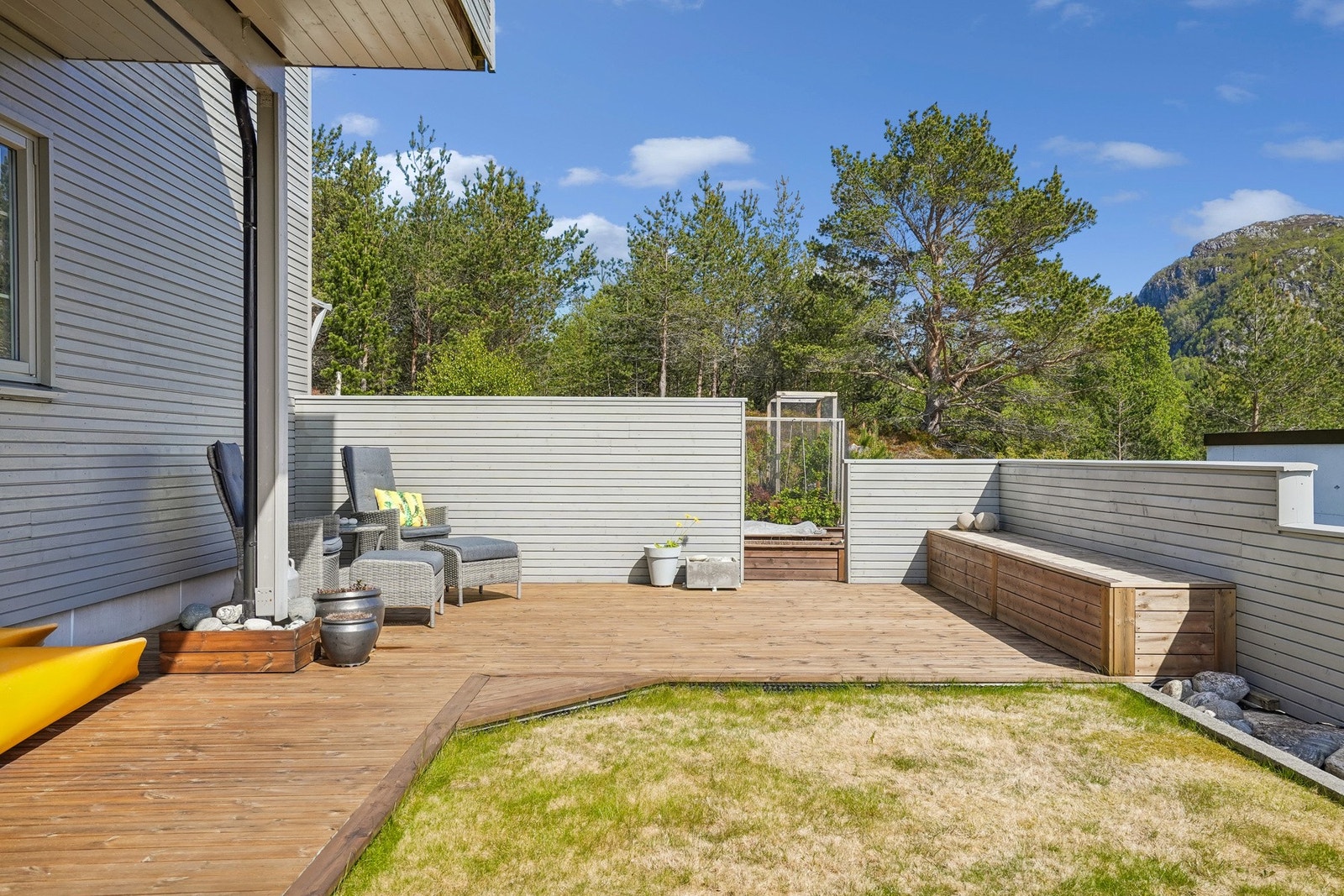 Vi beveger oss ut til markterrassen som ligger mot syd og er på ca. 40 kvm med terrassebord og levegg. Galleribilde