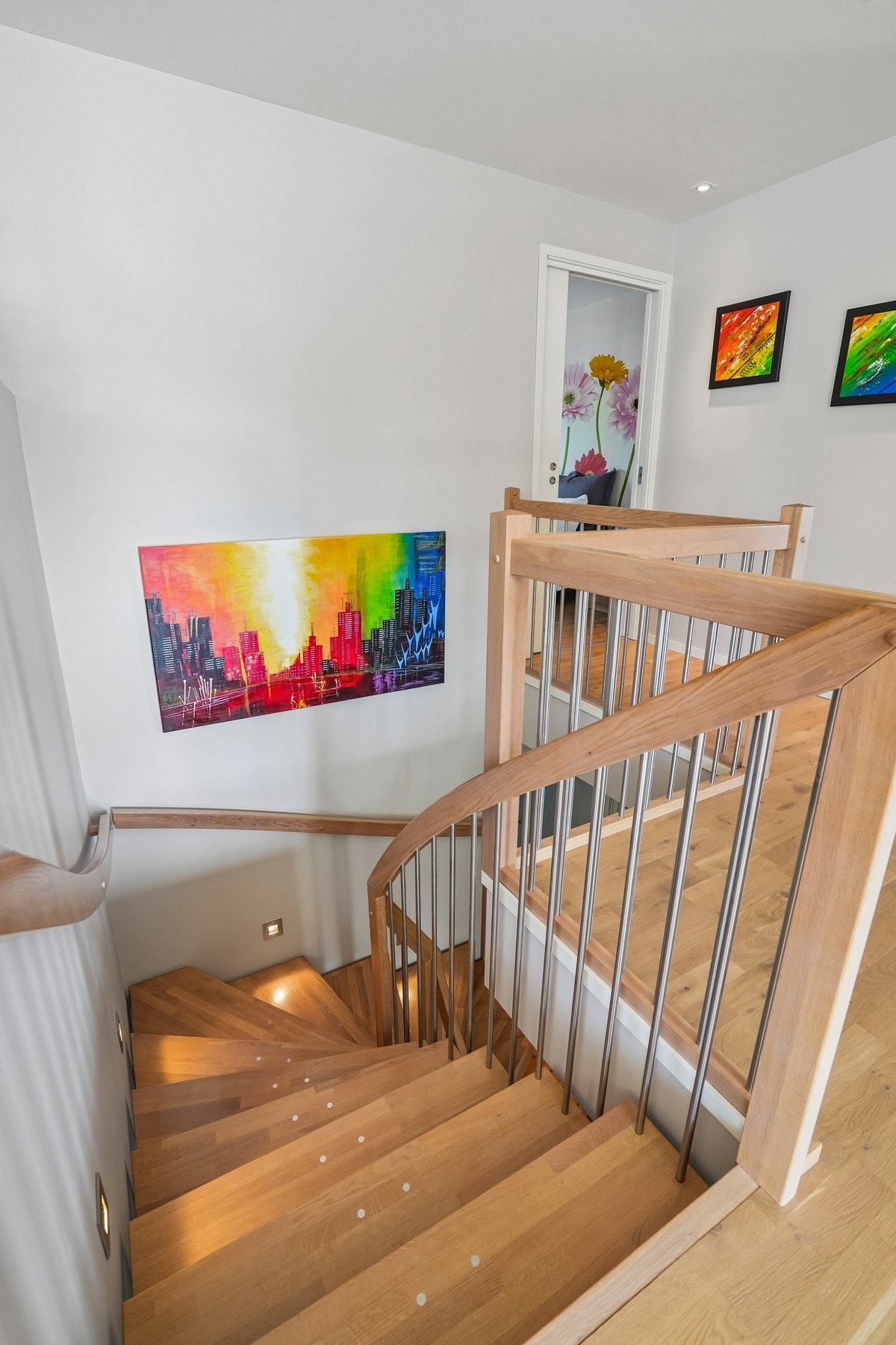 Elegant trappeløsning i eik med moderne detaljer og gjennomført finish. Galleribilde