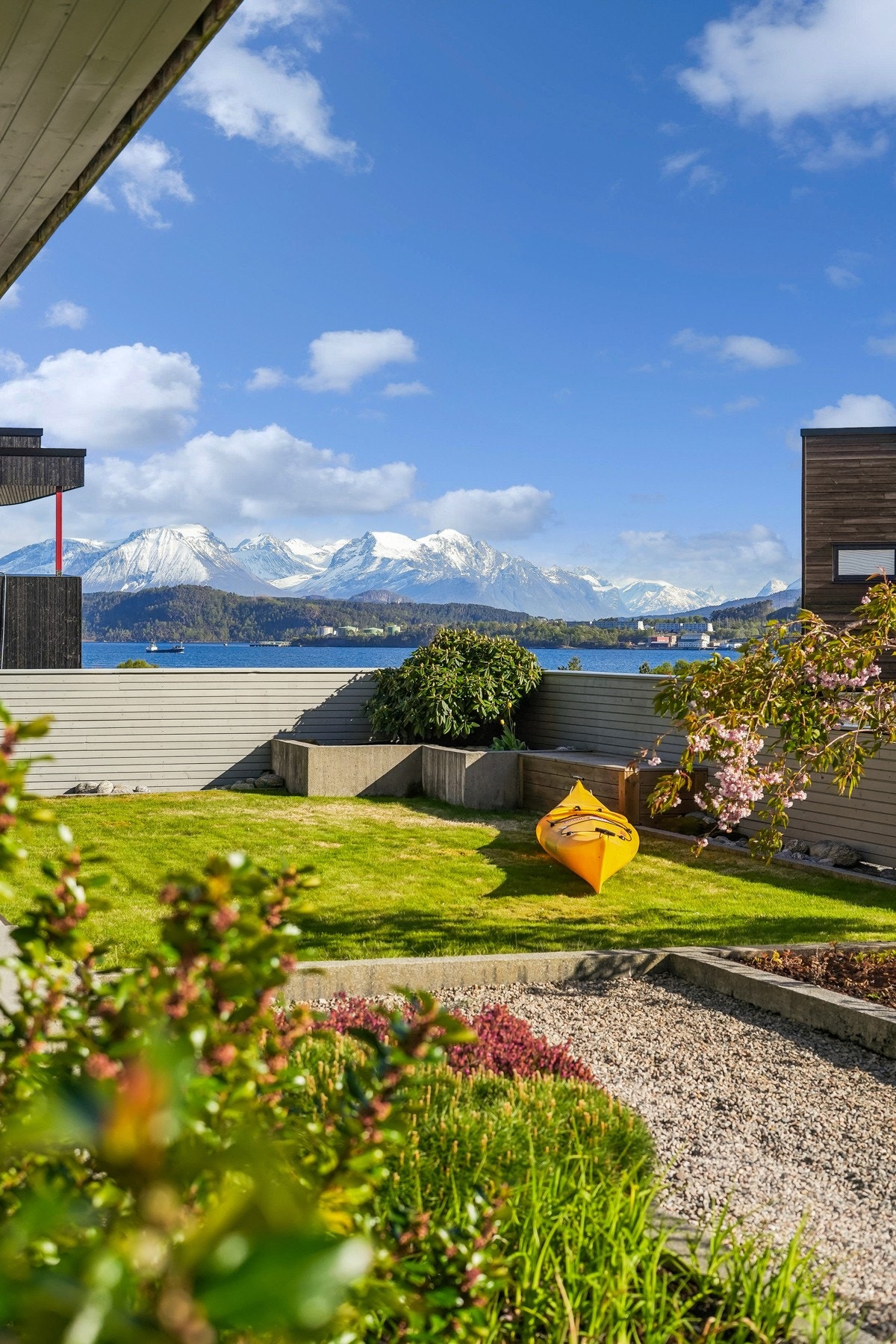 Denne eiendommen har en fin kombinasjon av moderne komfort og naturskjønne omgivelser. Galleribilde
