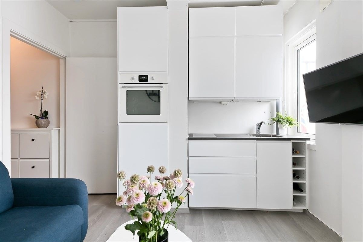 Leiligheten har et moderne kjøkken med kombiskap, platetopp og komfyr (nåværende møblering avviker noe fra bildene se oversikt i annonsetekst). Galleribilde