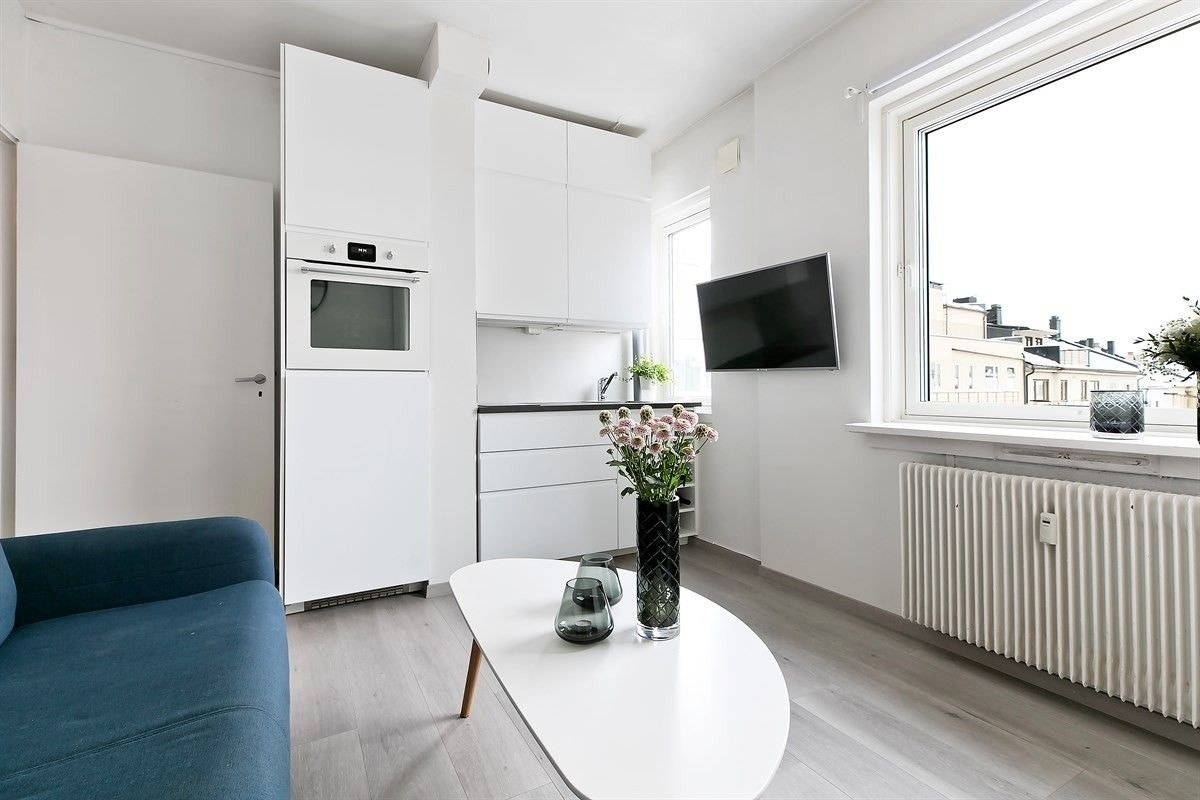 Stue med åpen kjøkkenløsning (nåværende møblering avviker noe fra bildene se oversikt i annonsetekst). Galleribilde
