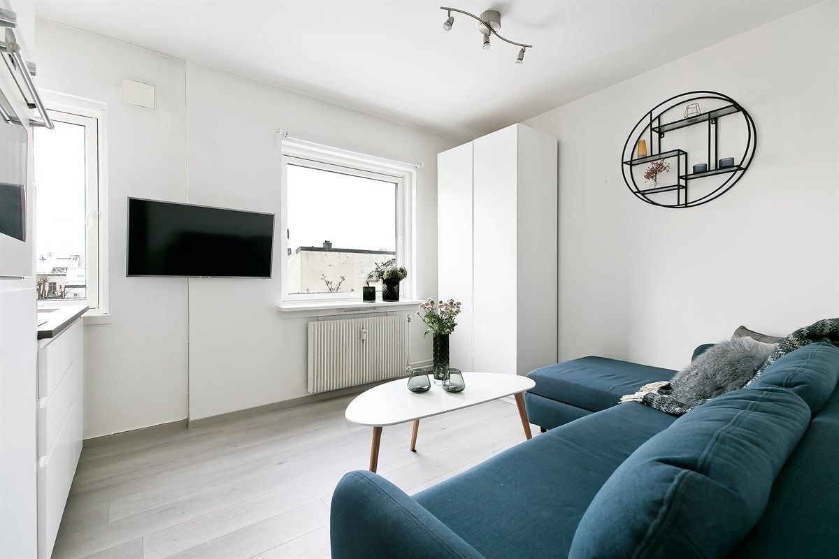 Stue/soverom med utsikt mot bakgård (nåværende møblering avviker noe fra bildene se oversikt i annonsetekst). Galleribilde