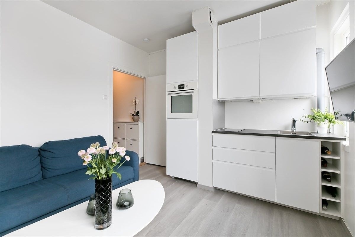 Stue med åpen kjøkkenløsning (nåværende møblering avviker noe fra bildene se oversikt i annonsetekst). Galleribilde