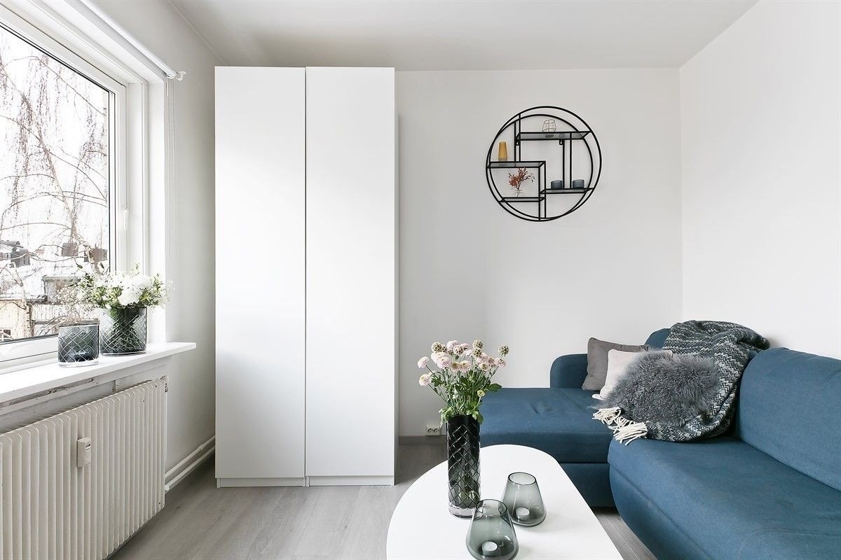 Stue/soverom med garderobeskap (nåværende møblering avviker noe fra bildene se oversikt i annonsetekst). Galleribilde