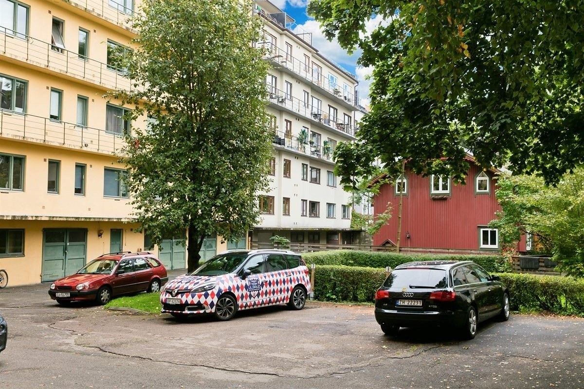 Bygårdens bakgård. Det er mulig å leie parkeringsplass/garasjeplass i sameiet (etter venteliste). Galleribilde