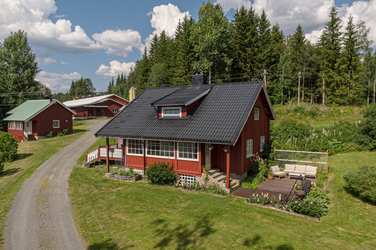 Våningshuset er et sjarmerende hus god planløsning og flere solrike uteplasser. Galleribilde
