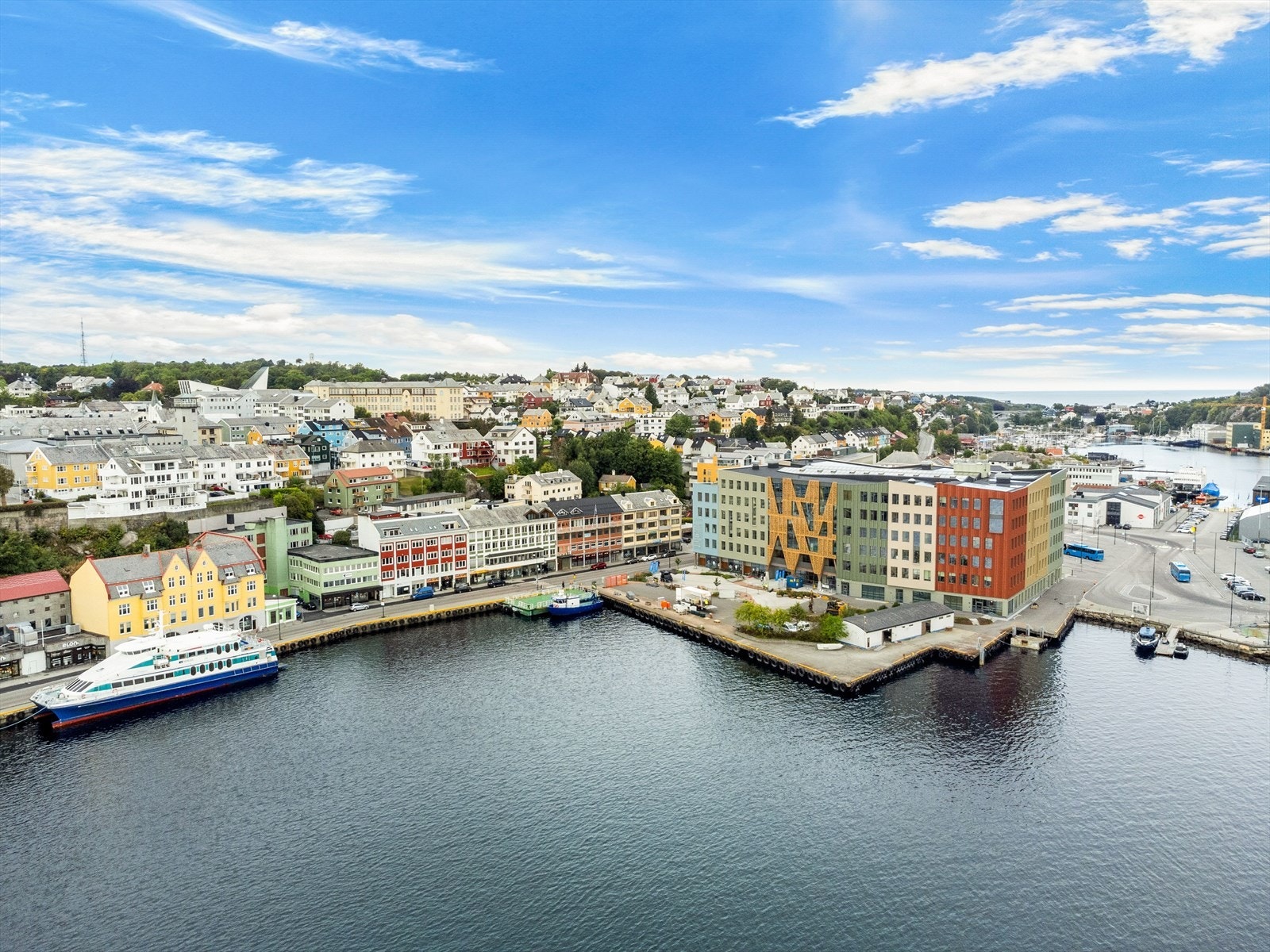 Din lokale eiendomsmegler Aleksander Faksvåg Talgø har gleden av å presentere Fosnagata 1! Foto: Interiørfoto AS Galleribilde