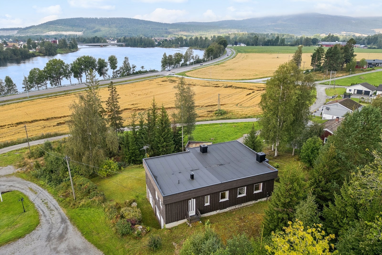 Romslig tomt på ca 2,6 daa. Galleribilde
