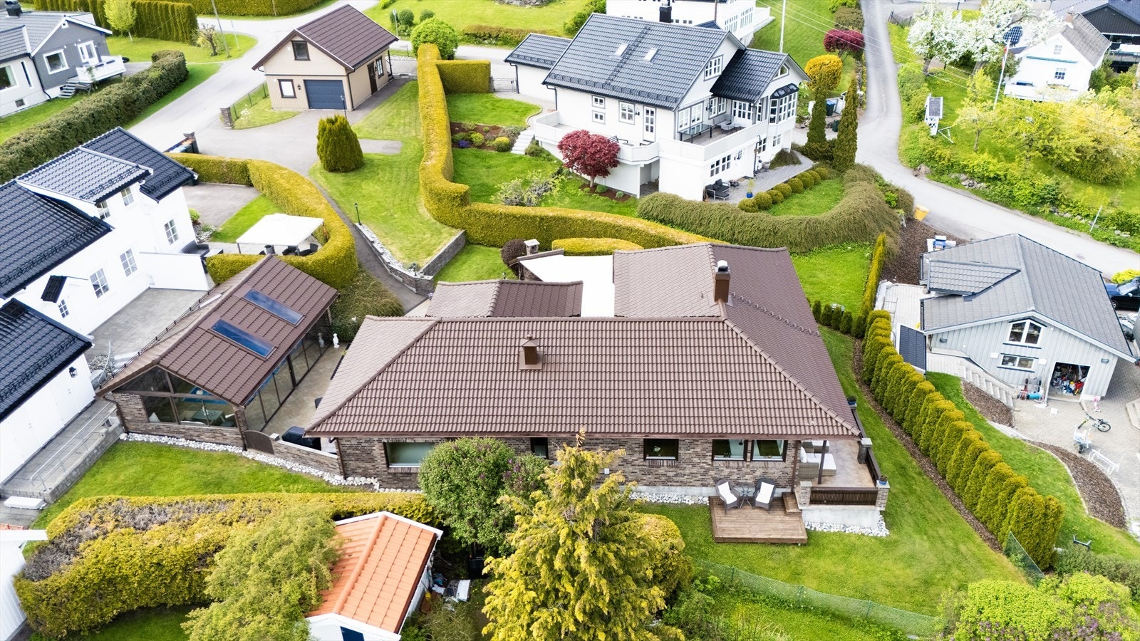 Det er utført takfornying på alle tak i 2026 (garasje, hus og bassenghus) Galleribilde