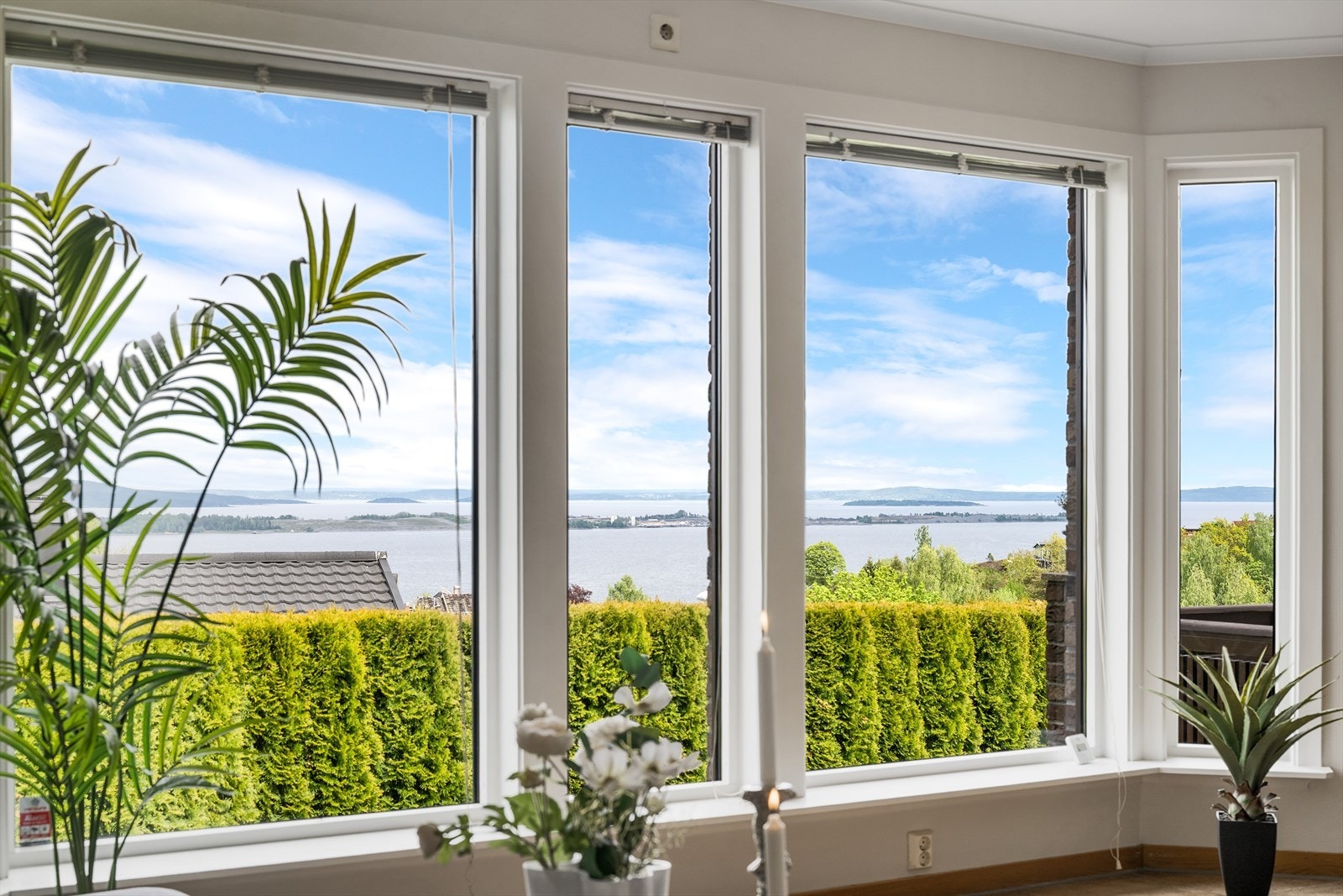 Nydelig sjøutsikt fra stuen Galleribilde