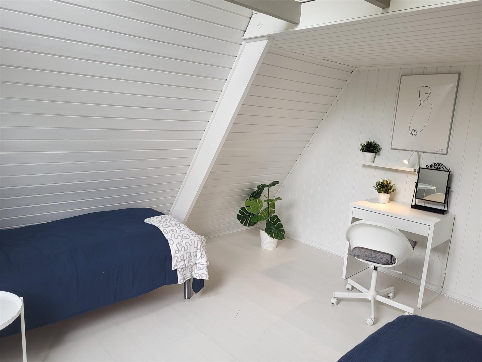 Romslig soverom med flere sengeplasser. Galleribilde