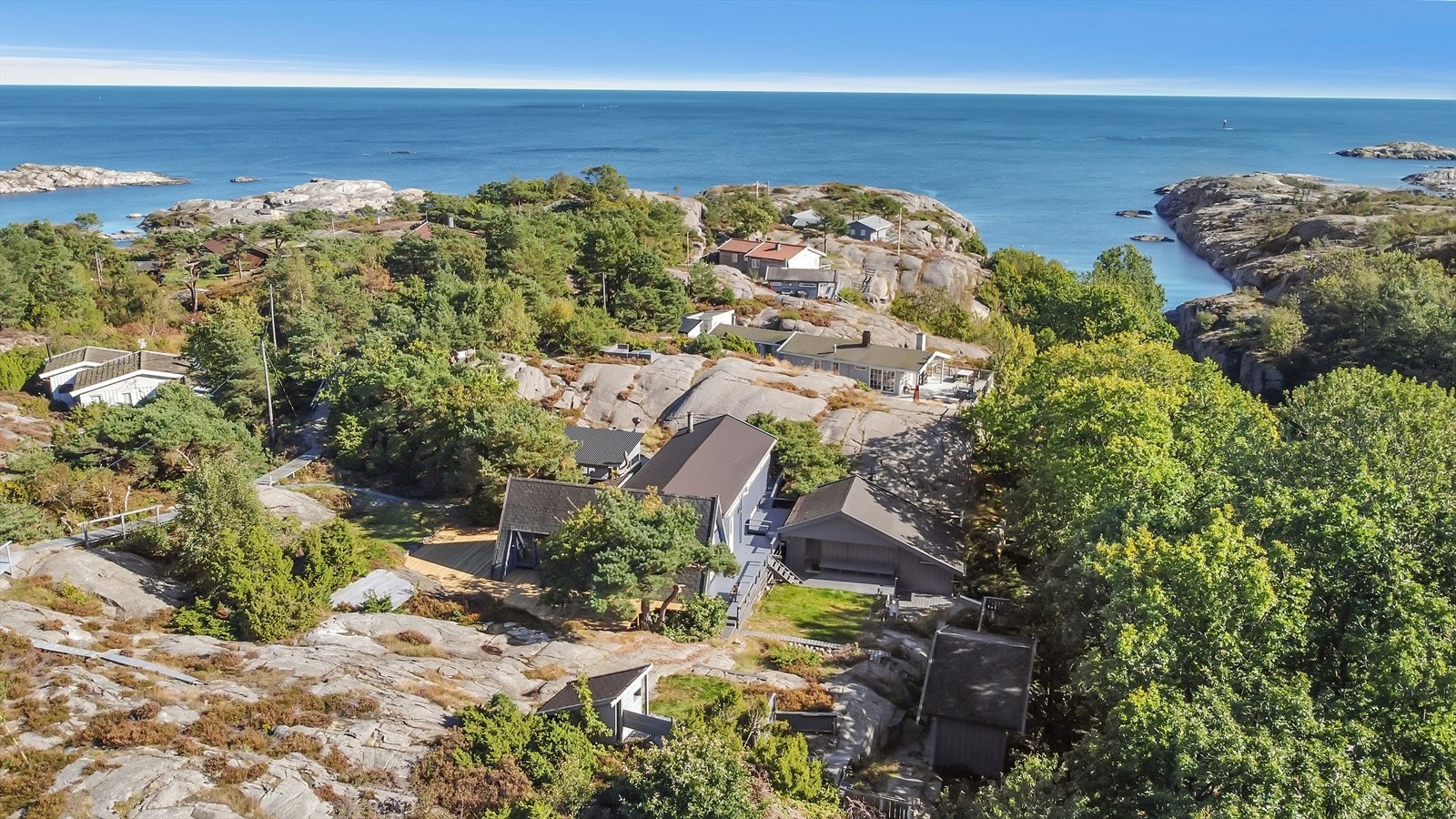 Hyttetun med opparbeidet hage og med seks terrasser. Svært innholdsrik hytte på stor tomt, litt over 1,6 mål. Galleribilde