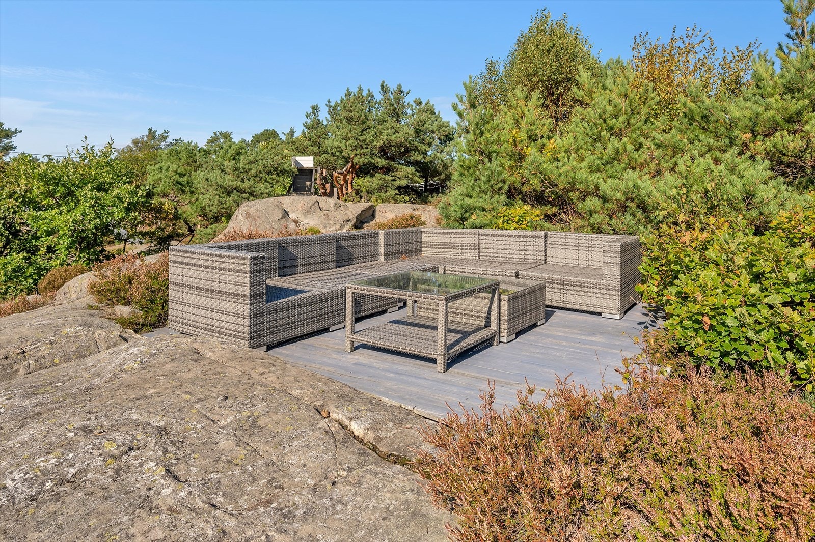 Terrasse som ligger på en høyde over hytten med utsikt over havet. Attraktiv og barnevennlig beliggenhet på Justøya, i nærheten av Brekkestø. Galleribilde