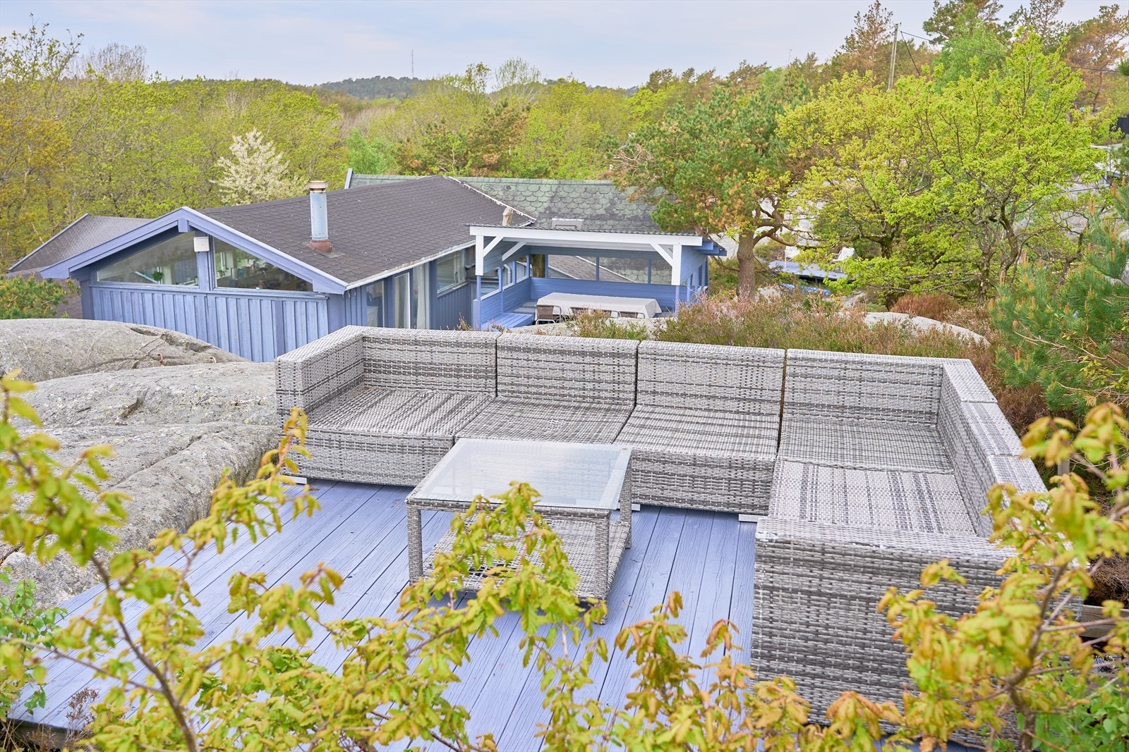 Flott opparbeidet tomt med hage, div beplantning og terrasser. Galleribilde