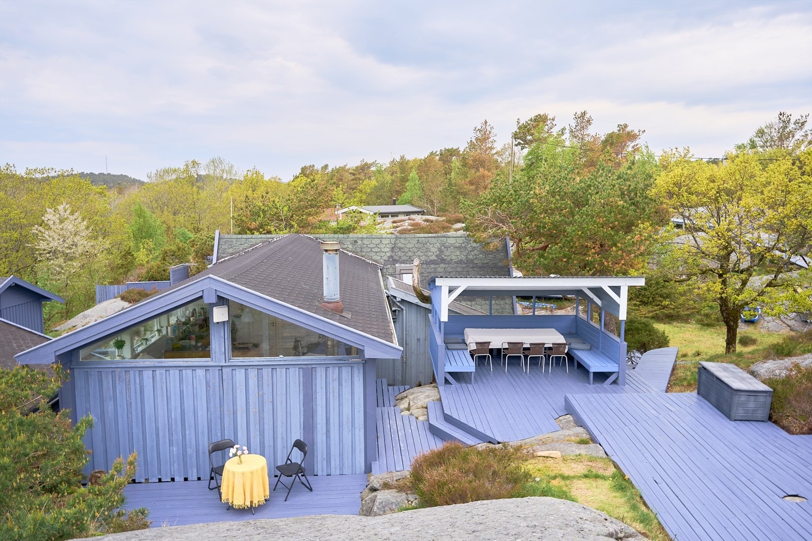 Fra stuen er det utgang til stor terrasse og en overbygd spiseplass med plass til familien. Til hytten følger det med båtplass på felles bryggeanlegg ca. 10 min i gangavstand fra hytta. Galleribilde