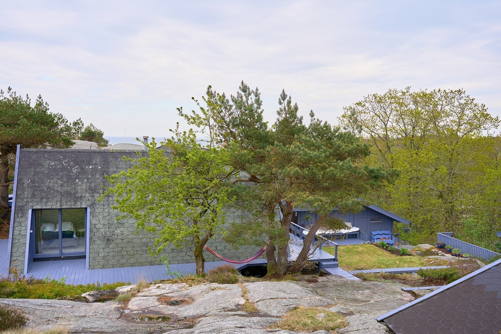 Ihht styret i hytteeierforeningen: Hytten har to faste p-plasser på vellets p-plass. Ihht selgers opplysninger: parkeringsplassen er ca. 100-150 meter unna hytten. Galleribilde
