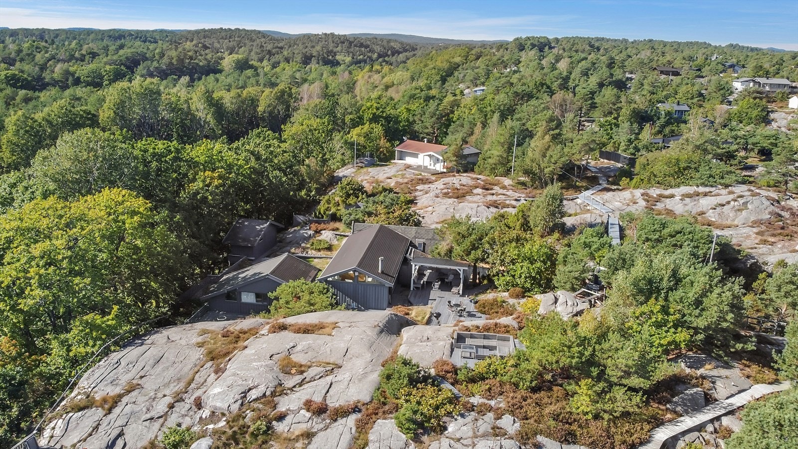 Deler av tomten ligger på en høyde og har fantastisk sjøutsikt. Ellers ligger hytten lunt til. Nydelige solforhold. Galleribilde
