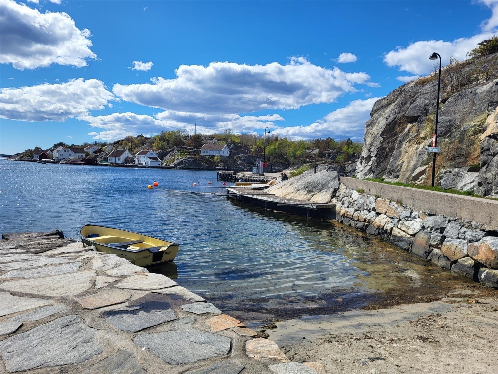 Brekkestø byr på strand, dagligvare, brygge og is-kiosk. Galleribilde