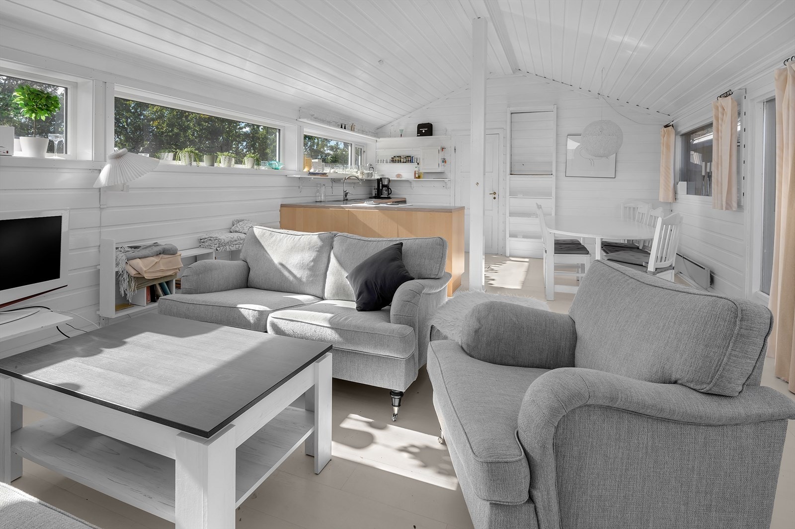 Åpen stue/kjøkken løsning. Fra stuen er det tilgang til stort loft, perfekt som "lekeloft" til barna. Galleribilde