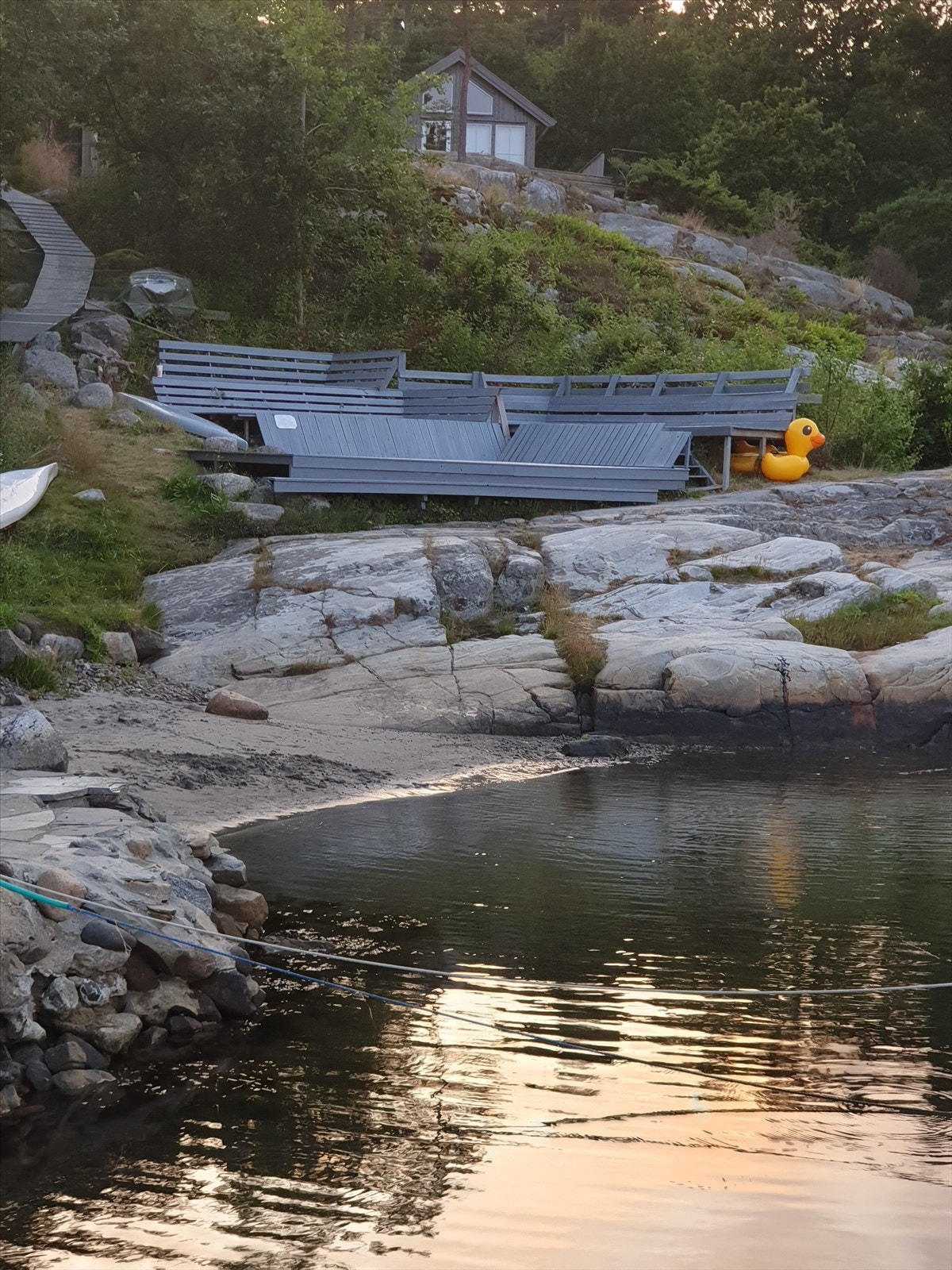 Bilde fra selger: velforeningen har laget terrasser med plass til mange på stranden ihht selgers opplysninger. Galleribilde