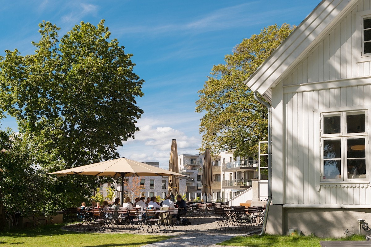 Kort veil til Lillo Gård med flotte uteserveringer. Galleribilde