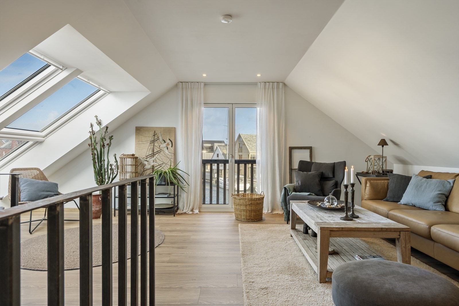 i 2017/0018 ble taket på boligen hevet og det ble lagt nytt taktekke. Alle vinduer i hovedetasje og loft ble fornyet. Galleribilde