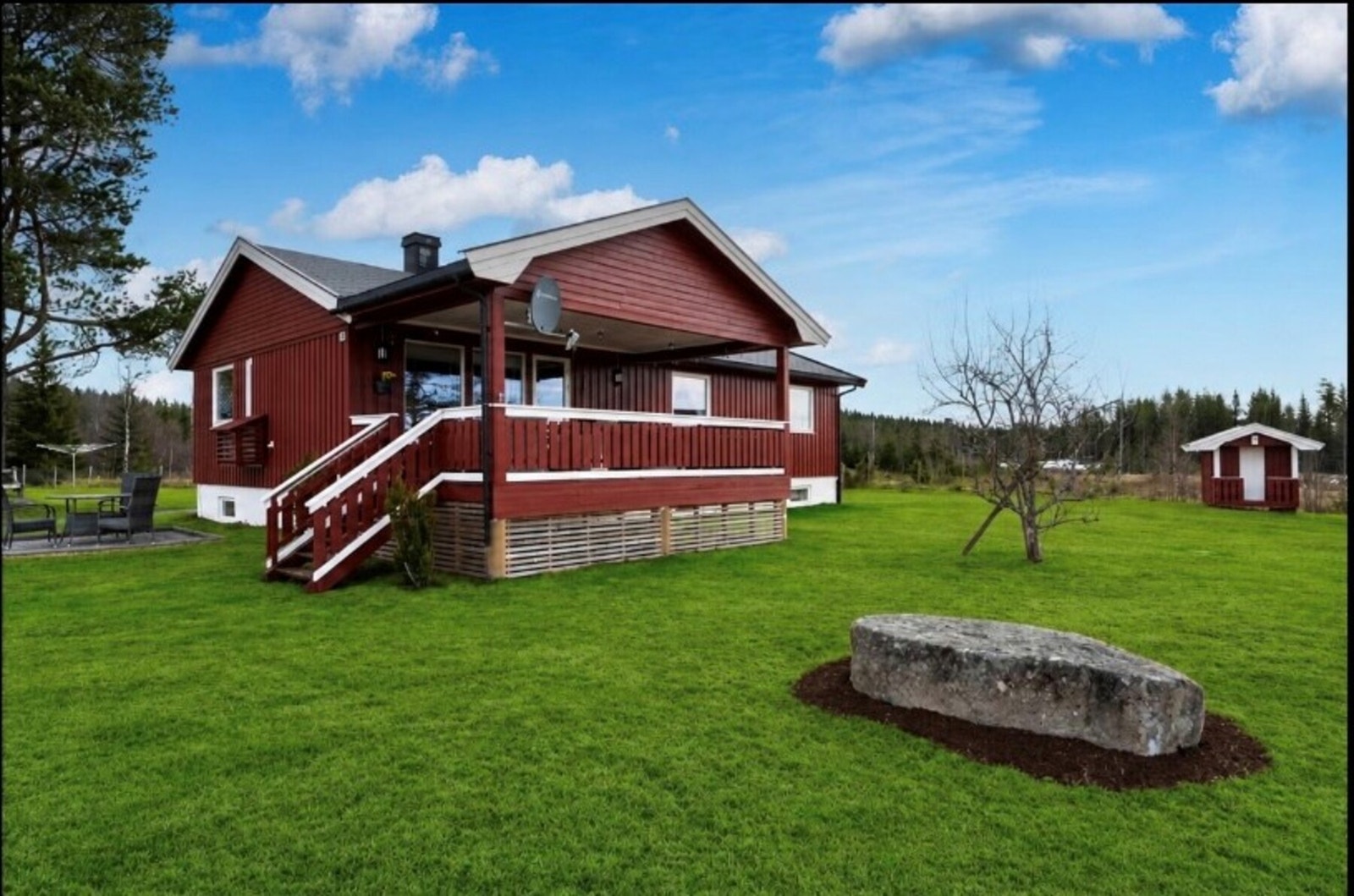 Boligeiendommen har en rolig og landlig beliggenhet i Øvre Bergegarda i Søndre Land kommune Galleribilde