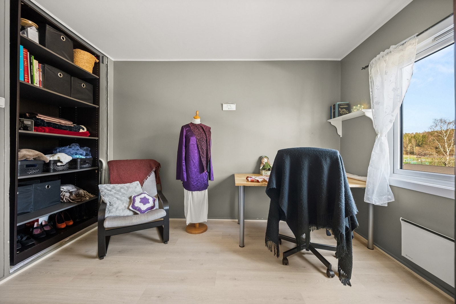 Rommet gir fleksibilitet for møblering med både garderobeskap og en egen arbeidskrok. Galleribilde
