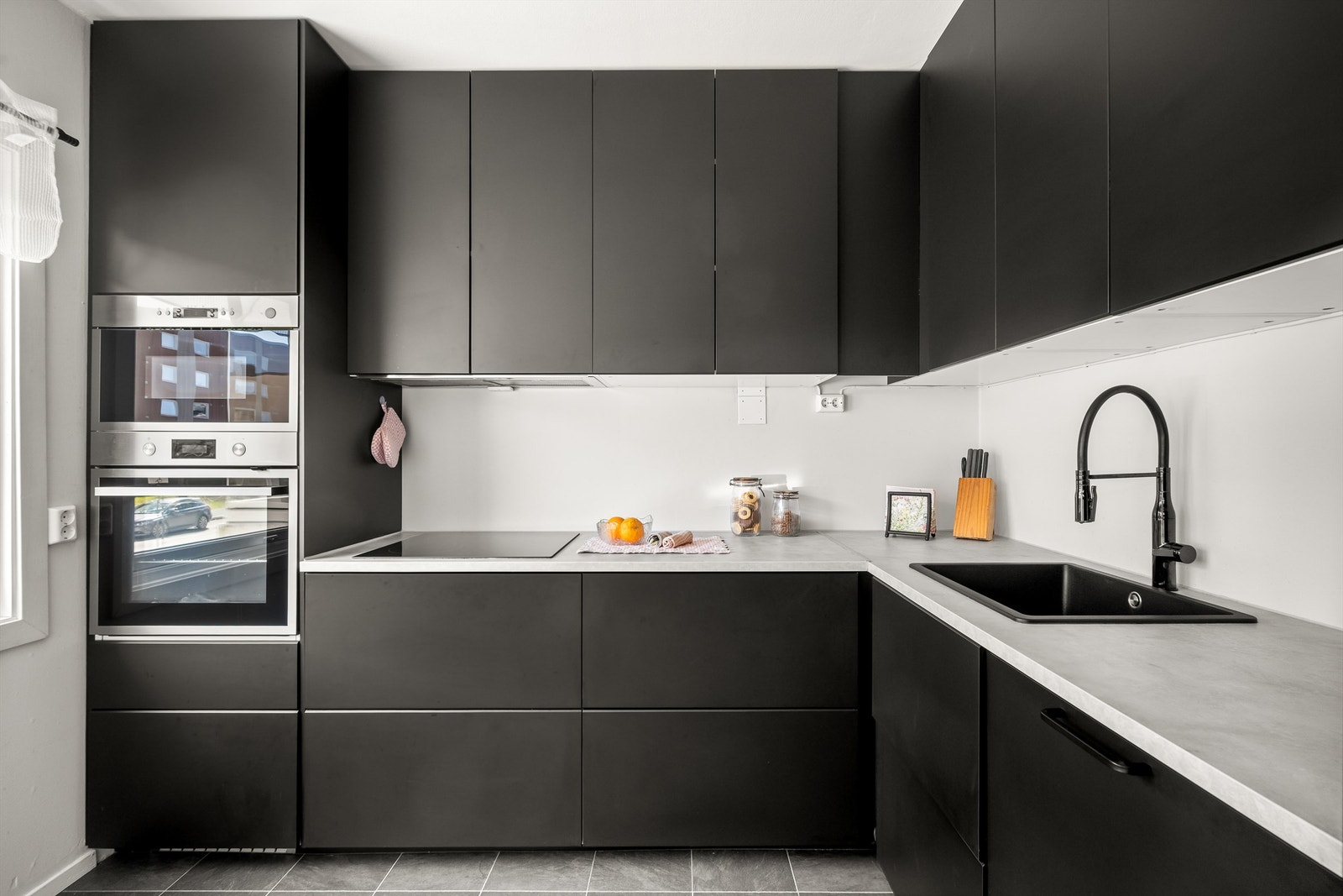 Kjøkkenet fra 2021 er praktisk utformet med integrert komfyr, mikro og oppvaskmaskin, samt godt med skapplass. Foto: Martine Eren Jacobsen Galleribilde