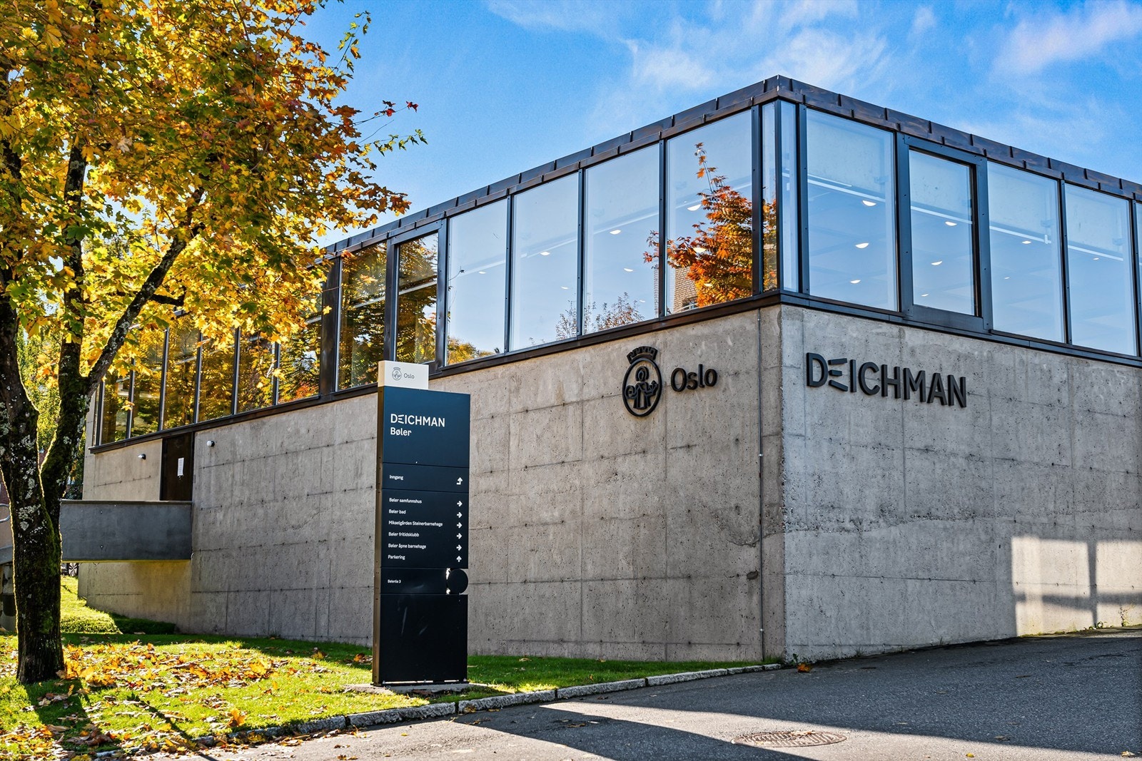 Deichman bibliotek, i Bølerlia 3C, ligger rett ved populære Bobos Pizza, Bøler Bad, Bøler Fritidsklubb Klubben , Circle K, EVO, Bøler Senter, samt buss- og T-baneforbindelser. Galleribilde