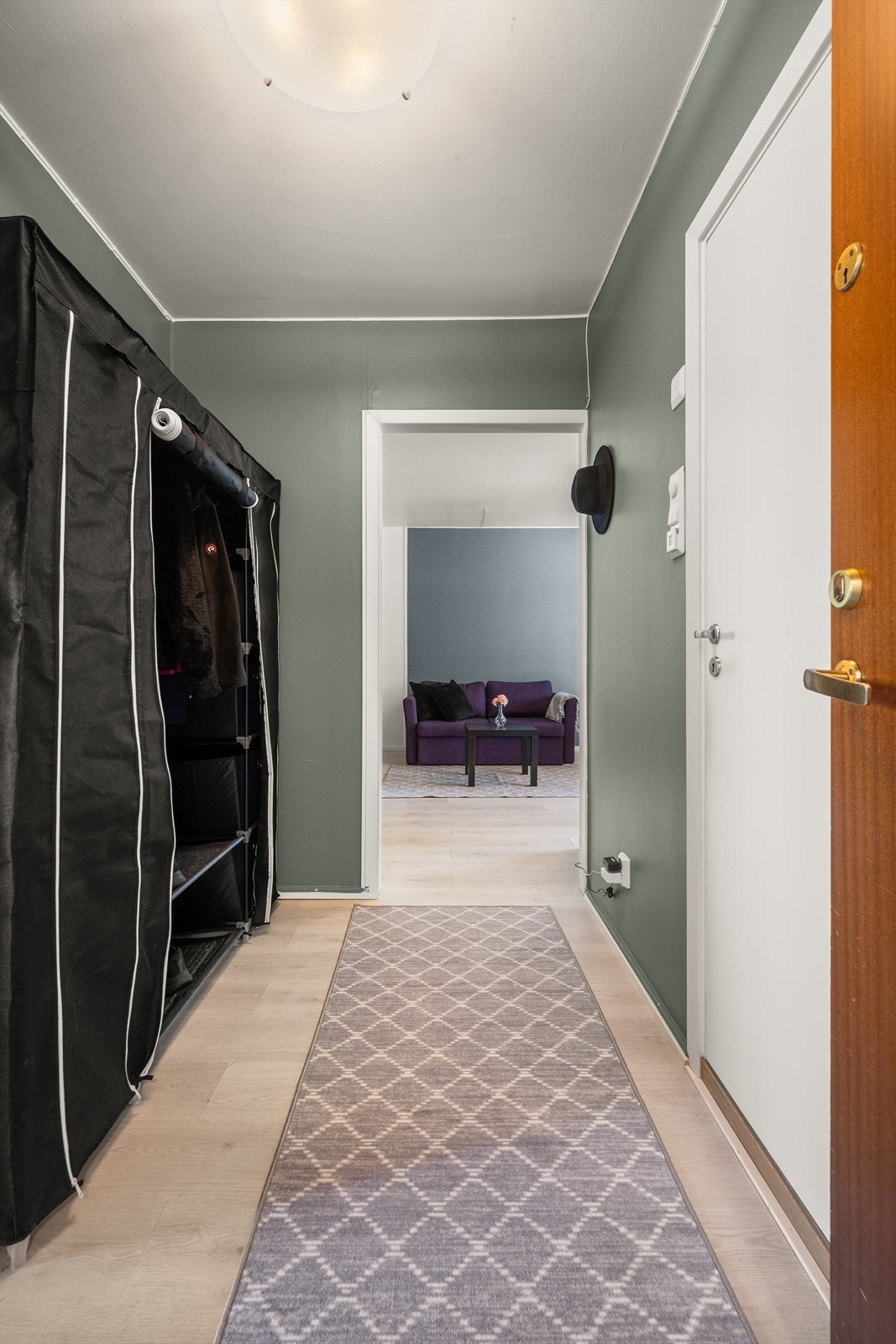 Entréen ønsker velkommen med laminatgulv og malte veggflater, og leder videre til leilighetens øvrige rom. Galleribilde