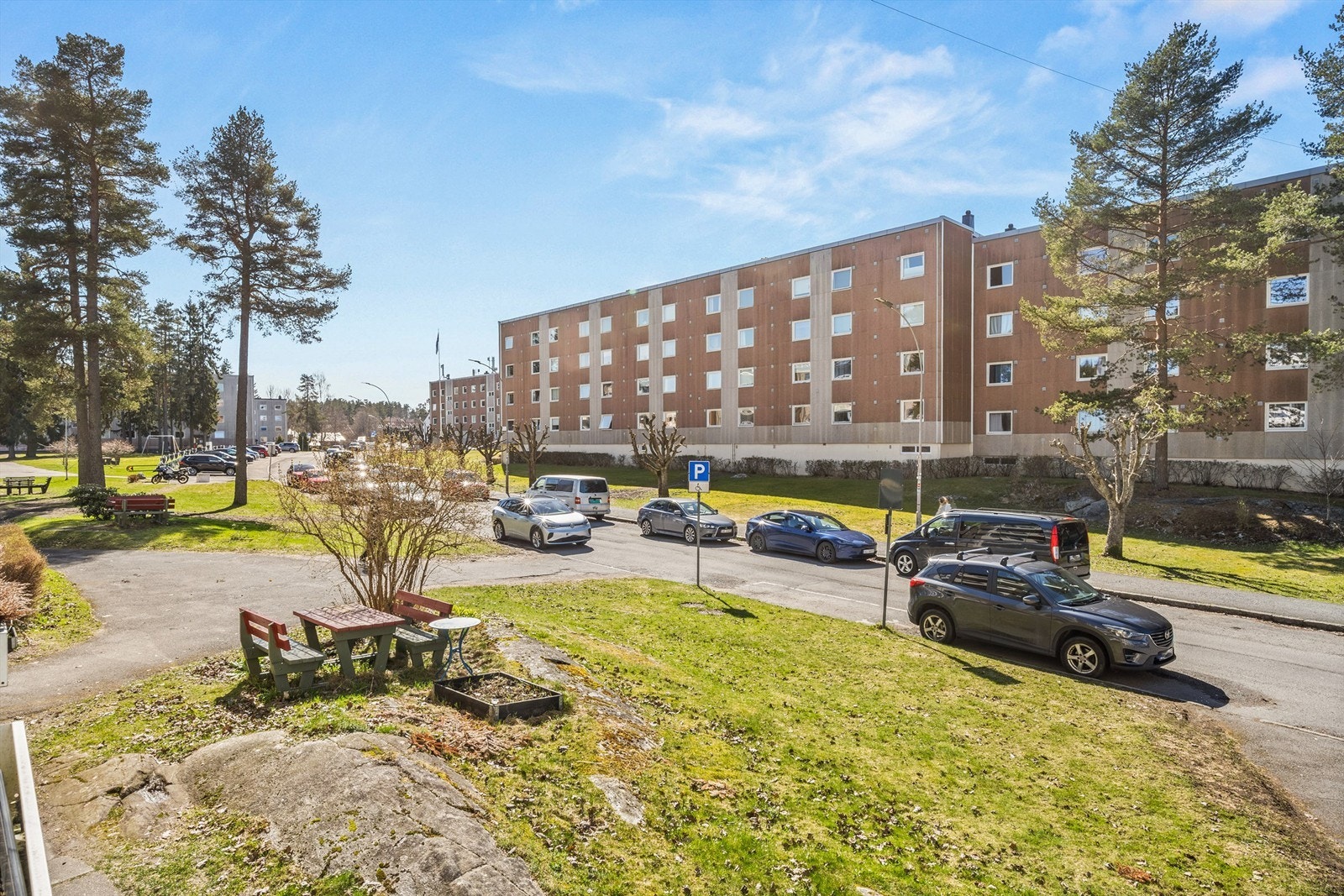 Rema 1000, ligger bare 350 m fra boligen. Bøler Senter ligger innen kort gangavstand og byr på Coop Mega, Vinmonopol, apotek, frisør, blomsterbutikk og flere andre servicetilbud. Nedenfor senteret ligger Bøler T - linje 3 tar deg til sentrum på 19 min. Galleribilde