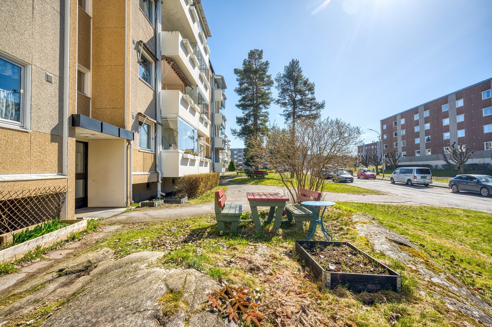 Borettslaget har hyggelige fellesarealer med sittegrupper og beplantning. Galleribilde