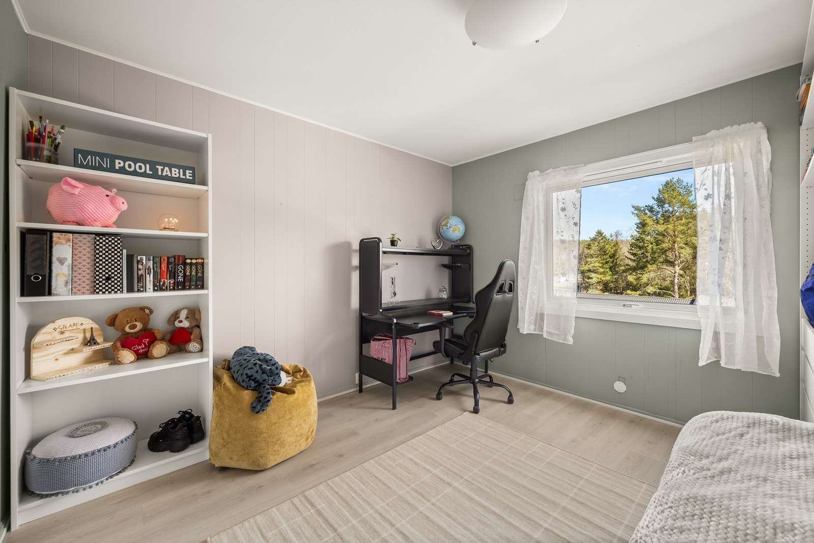 Soverommet er lyst og trivelig, med plass til seng, skrivepult og oppbevaring. Galleribilde