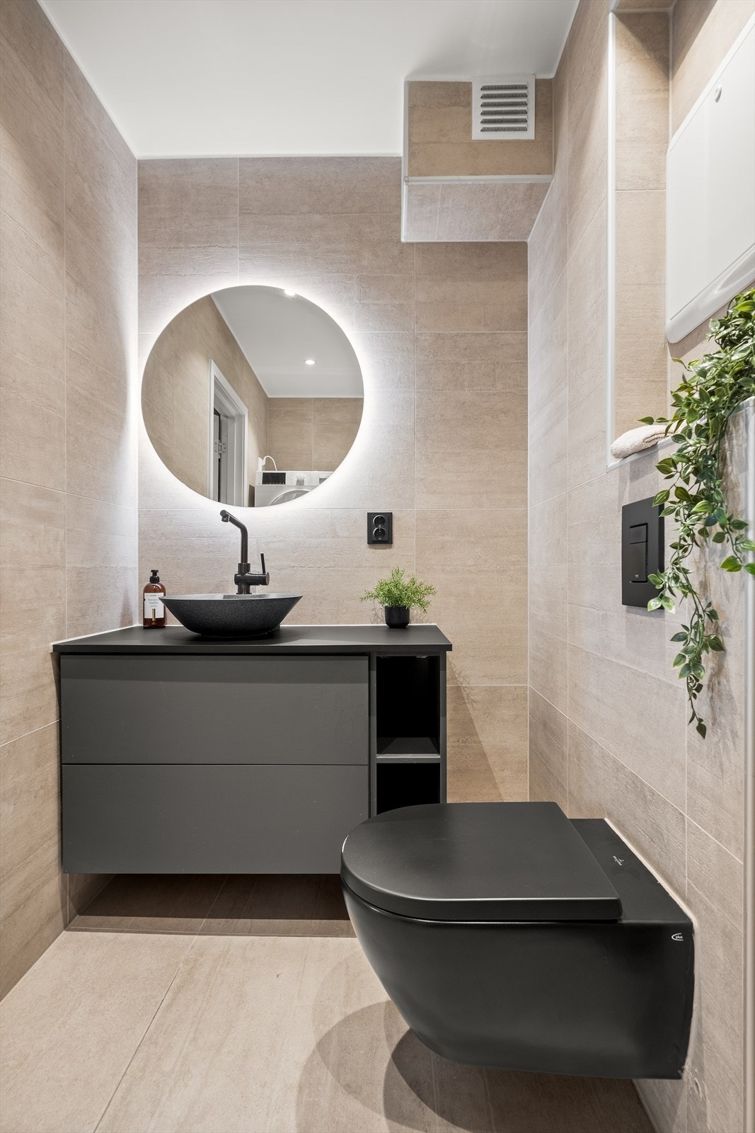 Badet ble helhetlig oppgradert i 2021 med fliser, gulvvarme og downlights i taket. Galleribilde