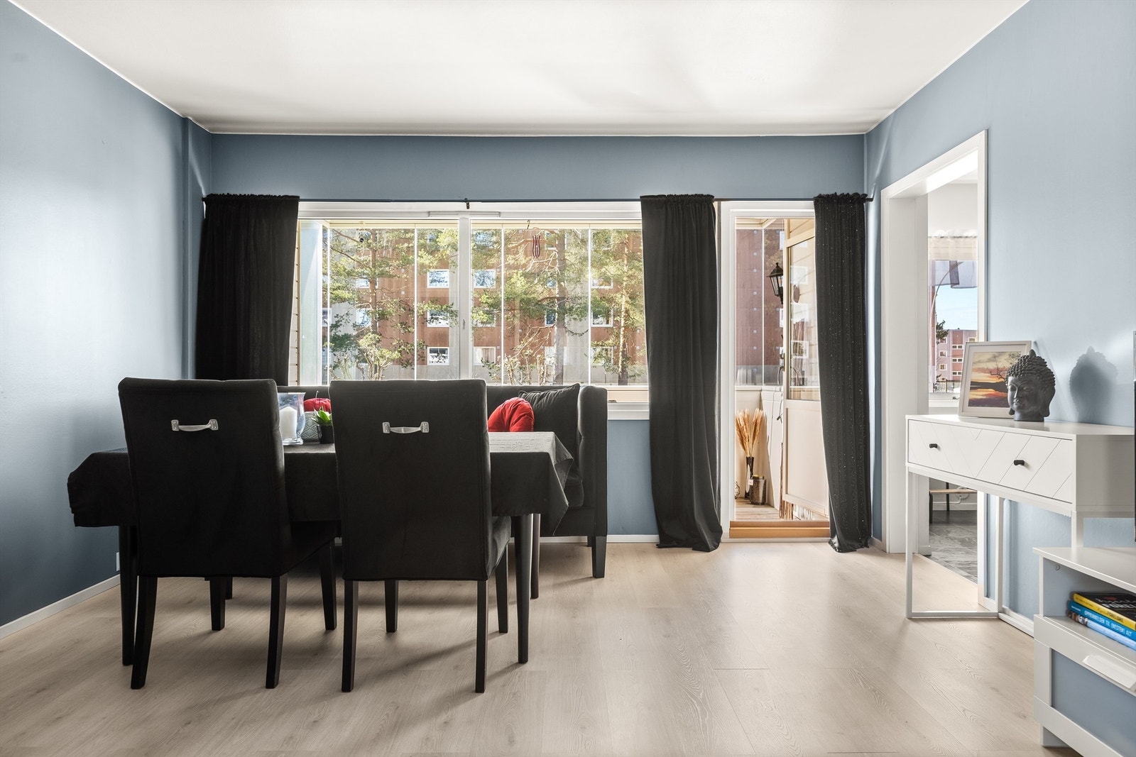 Store vindusflater og direkte utgang til balkongen gir en åpen og luftig romfølelse. Galleribilde