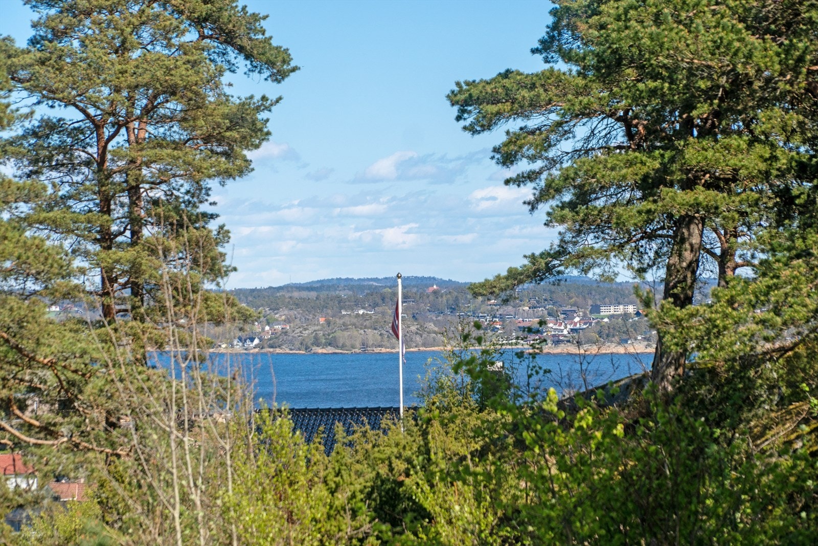 Beliggenheten gir et flott sjøgløtt. Galleribilde