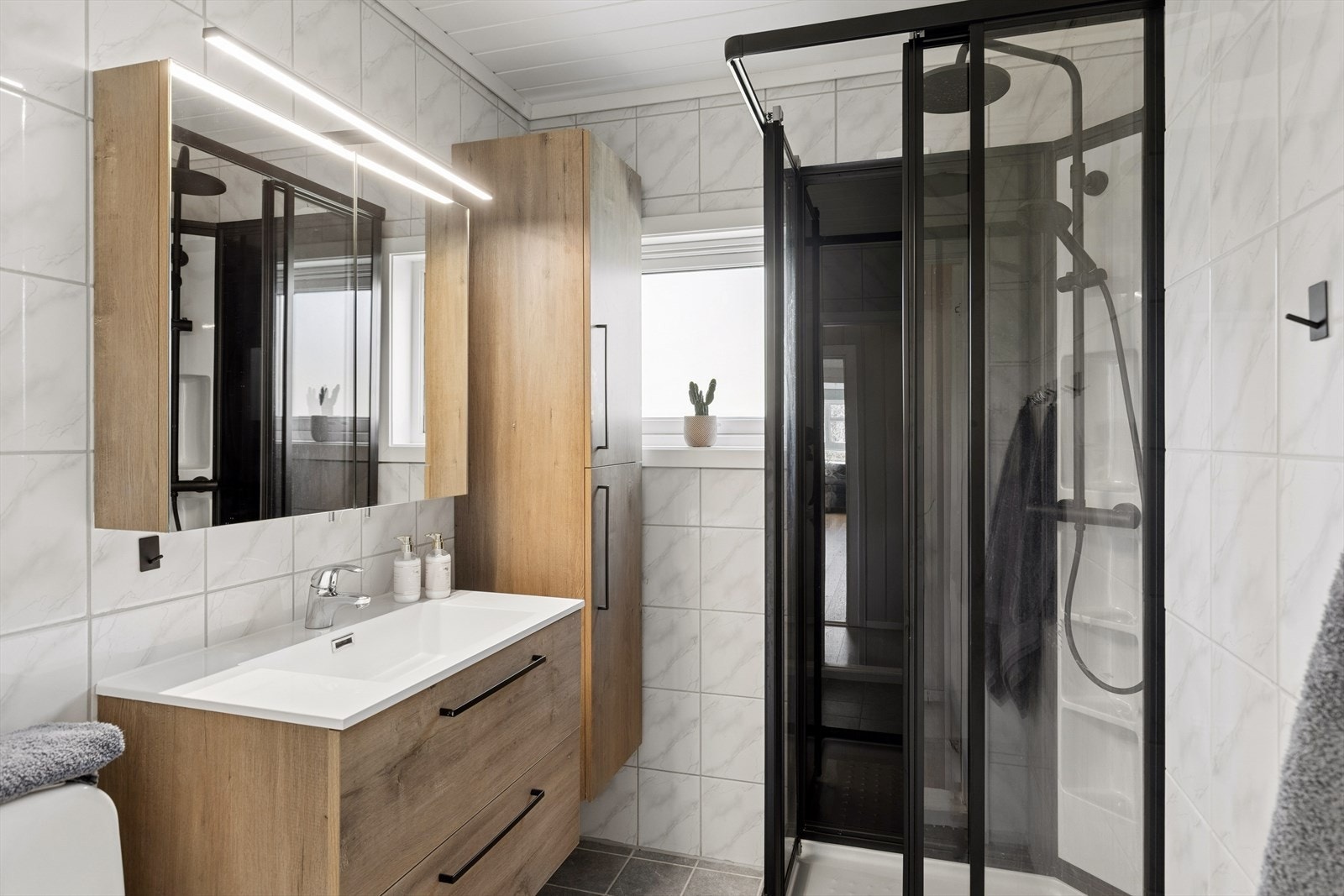 Badet i andre etasje ble oppgradert med nytt dusjkabinett i 2025. Galleribilde