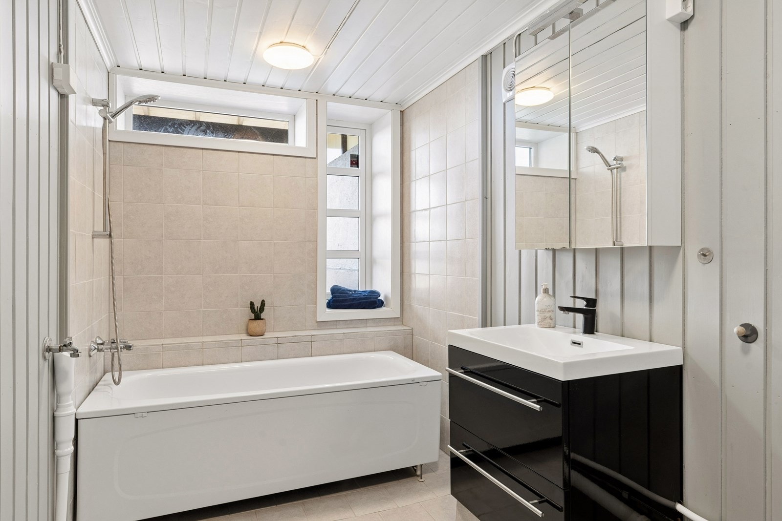 Badet i første etasje er utstyrt med badekar og har flislagt gulv og vegger i våtsonen. Galleribilde