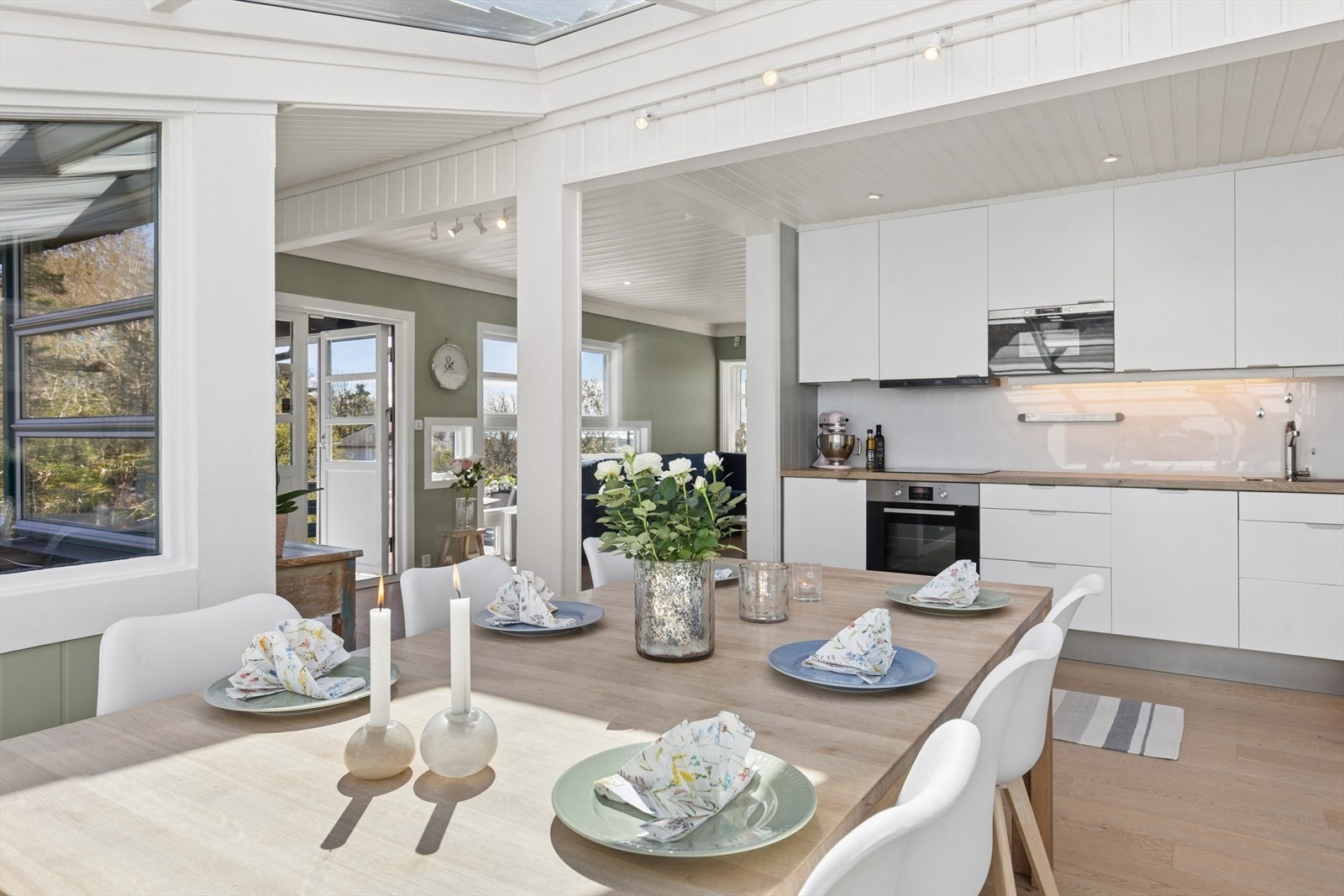 Kjøkkeninnredningen har slette fronter i MDF og foliert benkeplate. Galleribilde