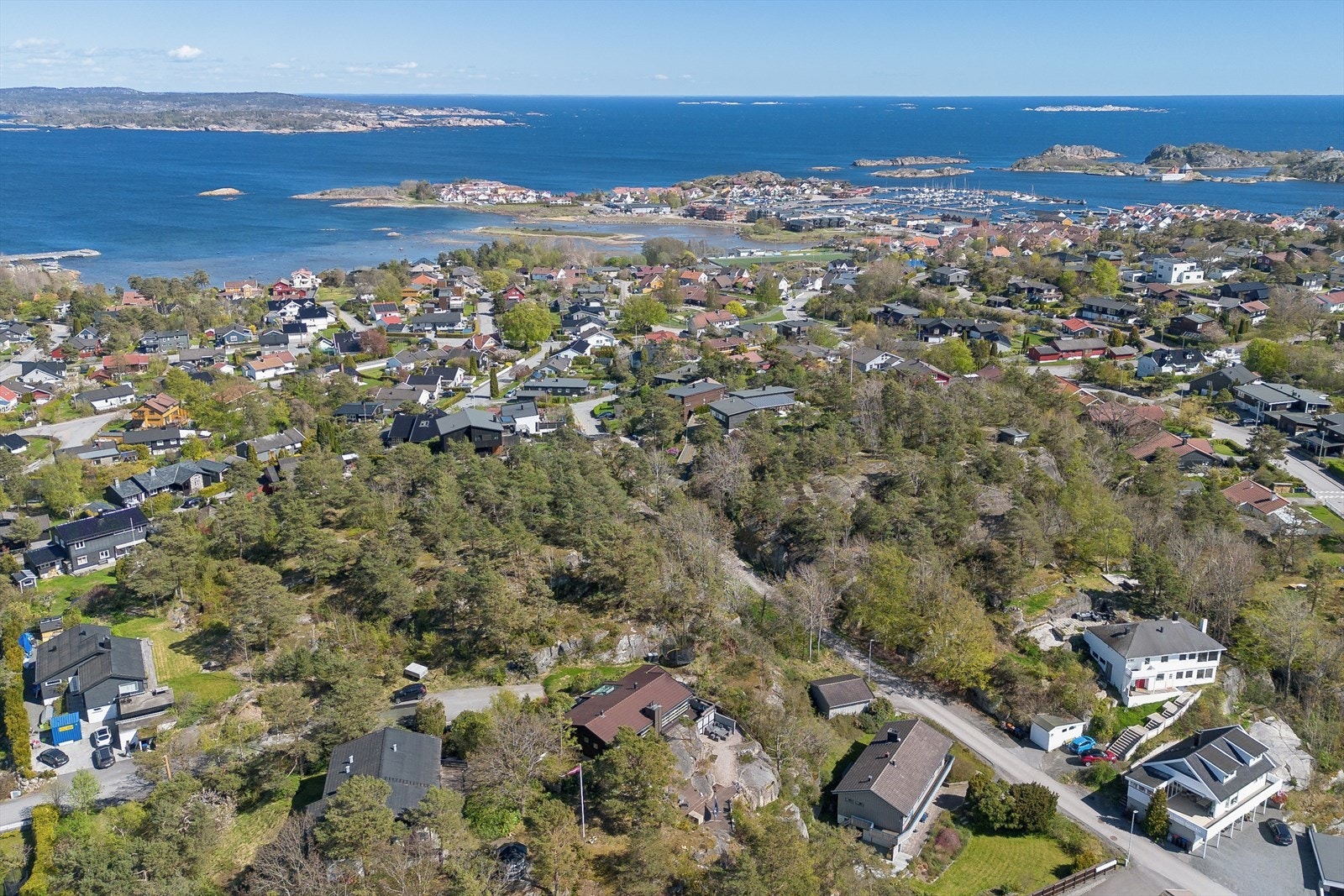 Boligen ligger i et etablert boligområde med nærhet til Staverns skjærgård. Galleribilde