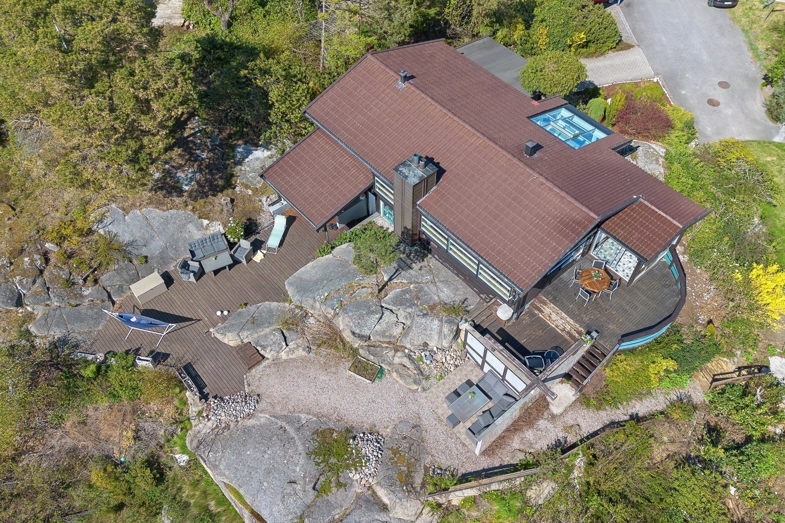 Terrasser på til sammen cirka 47 m² er tilpasset terrenget og skaper flere private soner utendørs. Galleribilde