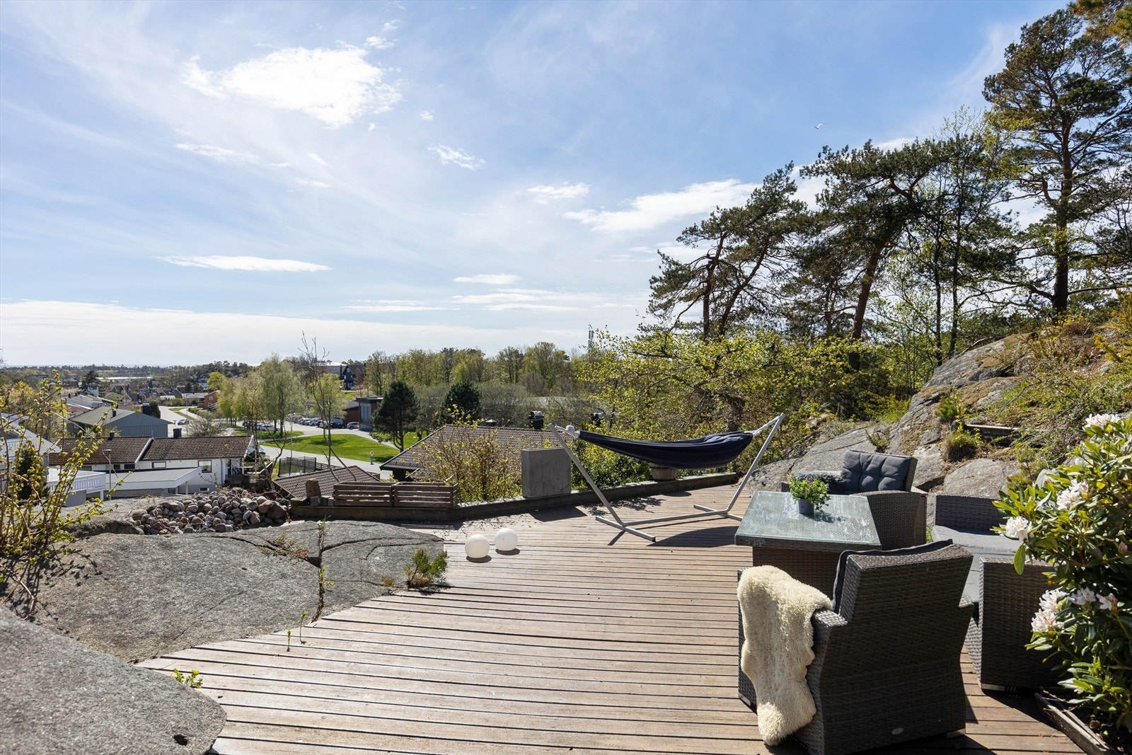 Fra terrassen har du en åpen utsikt over nærområdet. Galleribilde